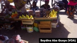 Fatou Diallo, une dame d'une soixantaine d'années, est vendeuse de fruits saisonniers, à Dakar, le 5 mars 2019. (VOA/Seydina Aba Gueye)