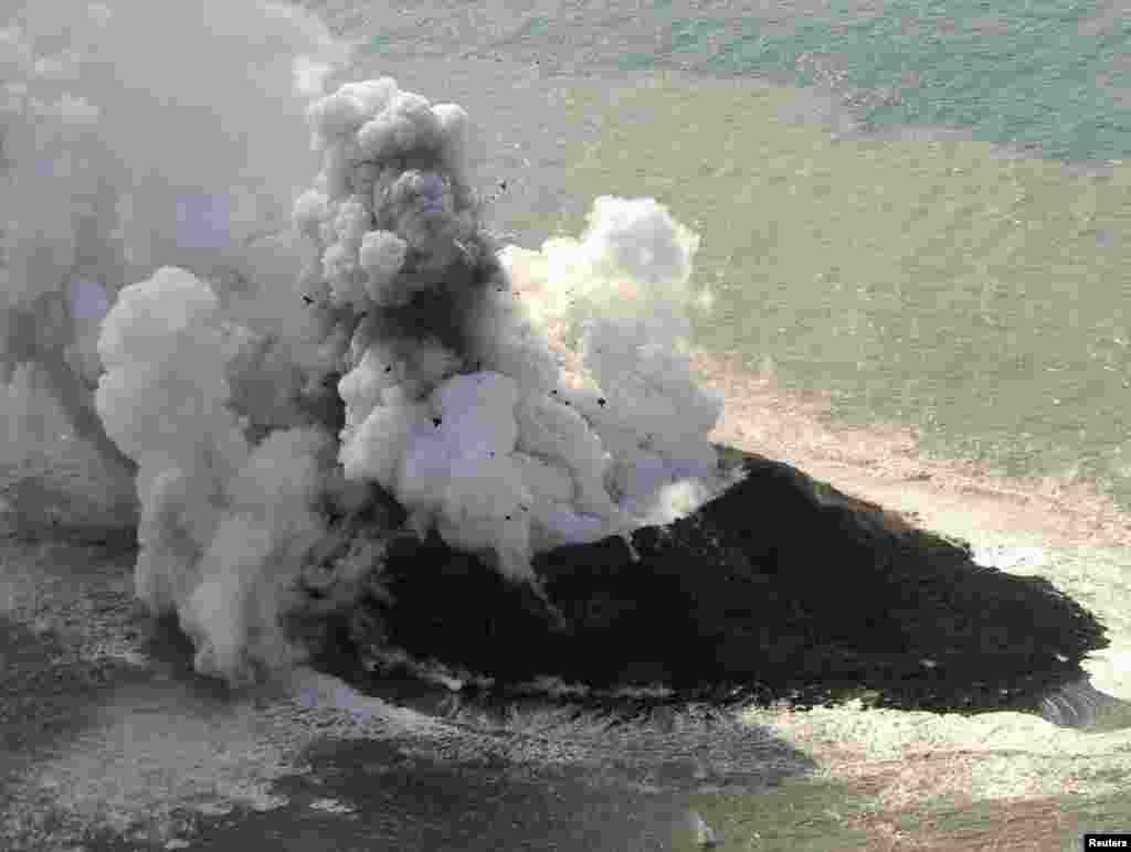 Asap dari letusan sebuah gunung berapi di bawah laut membentuk sebuah pulau baru di lepas pantai Nishinoshima, sebuah pulau kecil tak berpenghuni, di rantai selatan kepulauan Ogasawara di Jepang.