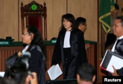 Fifi Lety Indra (tengah), pengacara mantan Gubernur DKI Jakarta Basuki Tjahaja Purnama memasuki ruang sidang di Pengadilan Jakarta Utara, 26 Februari 2018.