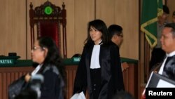 Fifi Lety Indra (C), lawyer of former Jakarta Governor Basuki Tjahaja Purnama walks before a trial at the North Jakarta District Court in Jakarta, Indonesia, Feb. 26, 2018. 
