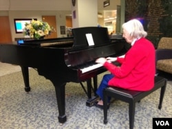 Cerlene Rose plays piano every Friday in the lobby of Sibley Hospital in Washington, D.C. (J. Taboh/VOA)