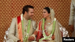 آشا امبانی اور آنند پیرامل کی شادی کے موقع پر لی گئی ایک تصویر۔ اس شادی کا شمار بھارت کی مہنگی ترین شادیوں میں کیا جا رہا ہے۔
