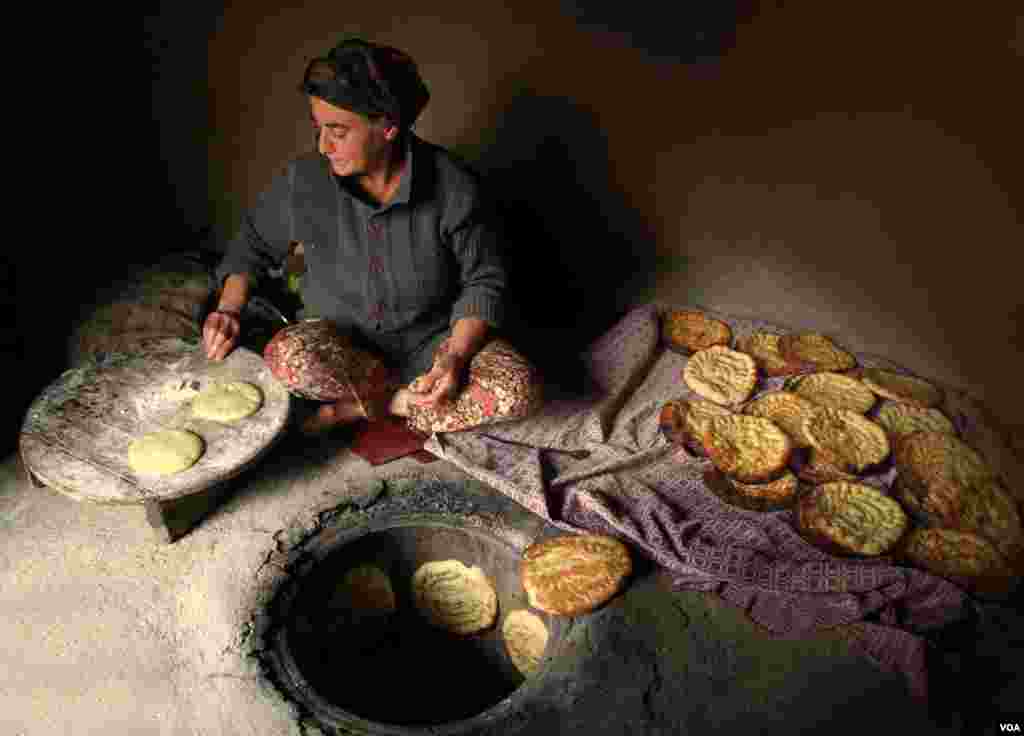 تهیه نان محلی در روستای نوده رودبار گیلان عکس: مصطفی نوده (ارسالی شما)