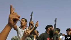 가다피 요새를 포위중인 시민군 전사들