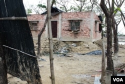 A house on Kutubdia, one of many destroyed by last year's cyclone Roanu. (J.OWENS/VOA)