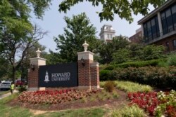 Papan nama elektronik menyambut orang-orang di kampus Universitas Howard di Washington. (Foto: AP/Jacquelyn Martin)