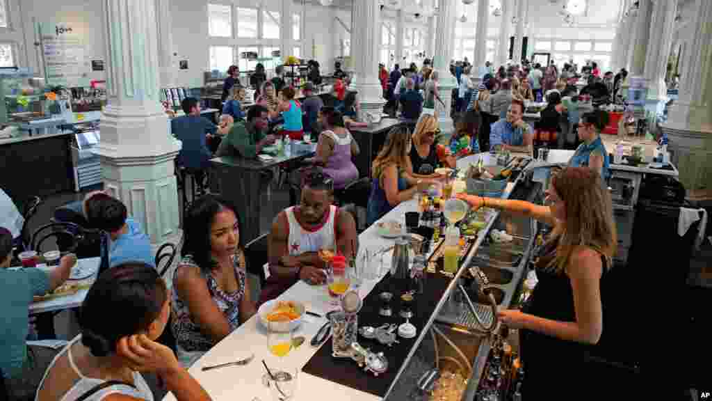Des dizaines de personnes se rassemblent pour le brunch du dimanche au marché Saint-Roch, récemment rénové, à la Nouvelle Orléans, 16 août 2015.