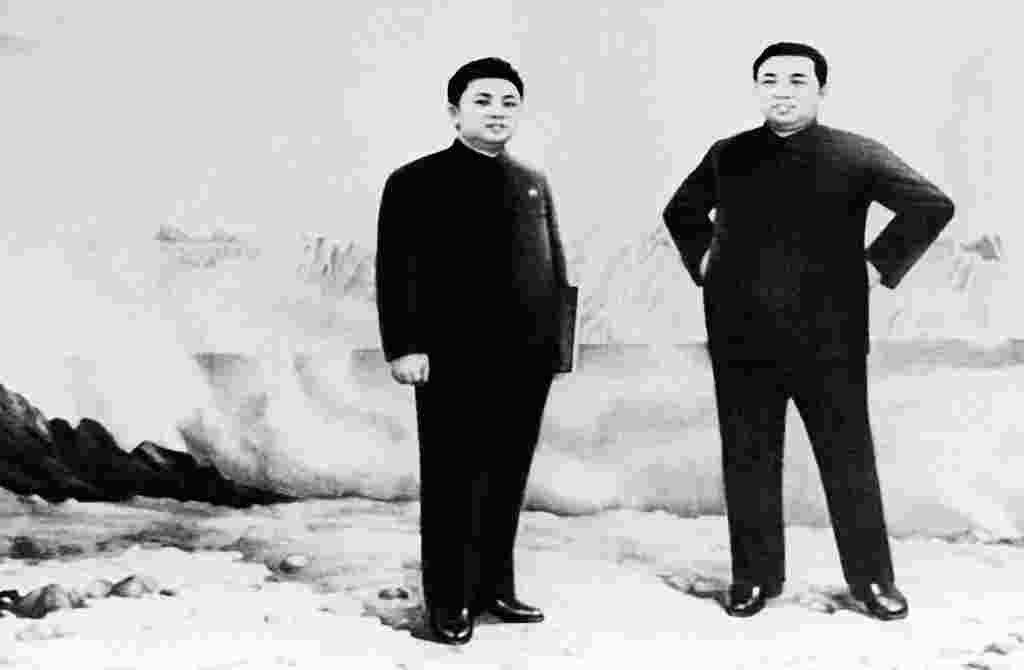 Pemimpin Korea Utara Kim Il Sung (kanan) dengan anak dan penerus pilihannya, Kim Jong Il, dalam sebuah foto resmi yang tak bertanggal (foto: AFP).