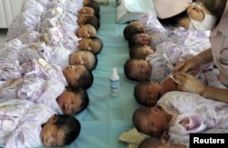 Bayi-bayi yang baru lahir di sebuah rumah sakit di Aksu, Daerah Otonomi Uighur Xinjiang, sebagai ilustrasi. Populasi China menyusut pada tahun lalu, pertama kalinya dalam lebih dari enam dekade, berdasarkan data resmi pada Selasa (17/1). (Foto: Reuters)