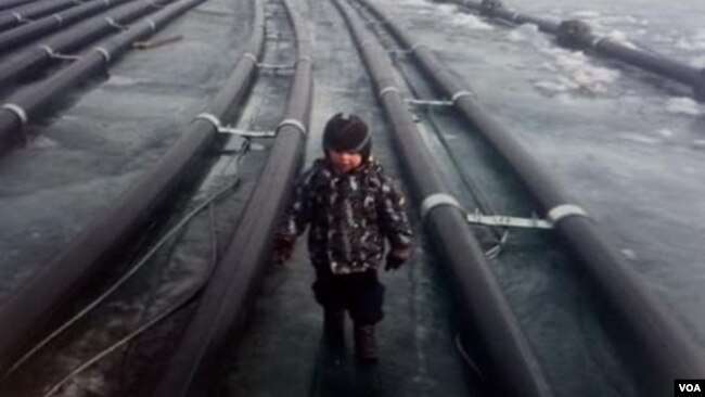 在俄罗斯社交网络上流传的照片显示，中国投资兴建的瓶装水厂已在贝加尔湖上架设了许多抽水管道。