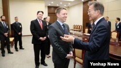 지난 2017년 5월 한국 청와대를 방문한 매튜 포틴저 백악관 아시아 담당 선임보좌관이 문재인 한국 대통령과 만났다.