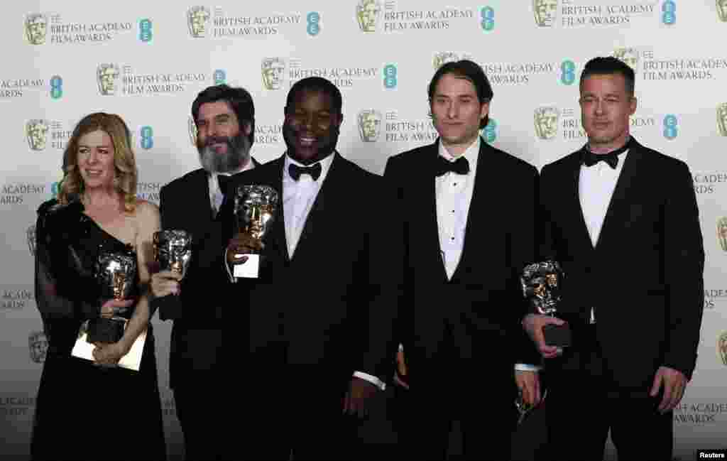 O director Steve McQueen (ao centro) comemora com Dede Gardner (E-D), Anthony Katagas, Jeremy Kleiner e Brad Pitt depois de ganhar o prémio de Melhor Filme para &quot;12 Anos Escravo&quot;, dos Prémios BAFTA&nbsp; da Academia Britânica de Artes e Cinema, na cerimónia na Royal Opera House em Londres Fev. 16, 2014.