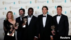 عوامل فیلم «۱۲ سال بردگی» پس از دریافت جایزه شان از آکادمی سلطنتی فیلم بریتانیا در لندن، ۱۶ فوریه ۲۰۱۴