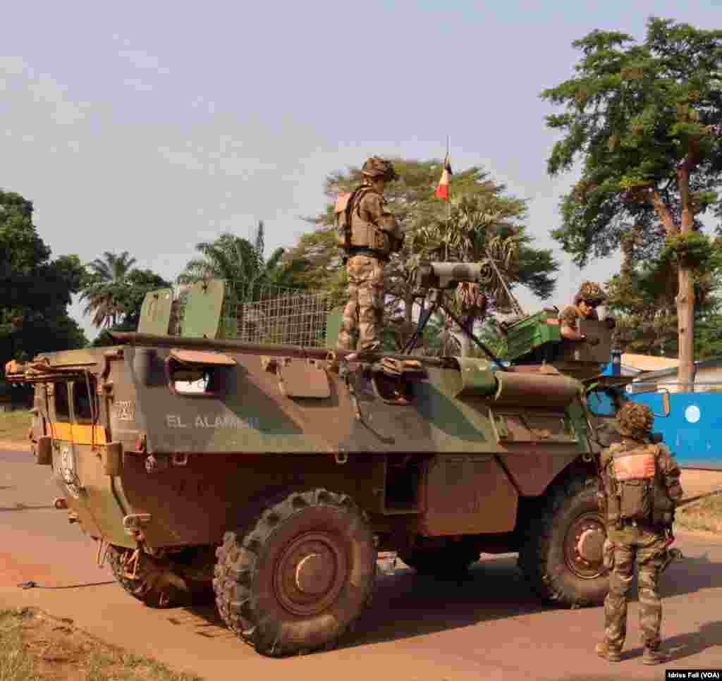 French soldiers at a checkpoint in Bangui, Central African Republic, Dec. 22, 2013. Idriss Fall/VOA