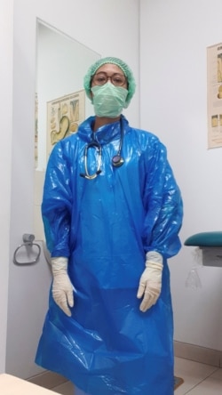Swafoto seorang dokter yang menggunakan jas hujan sebagai ganti alat pelindung diri (APD) di tengah wabah virus corona (COVID-19) di Bandung, Jawa Barat, 23 Maret 2020. (Foto: Nona via Reuters)