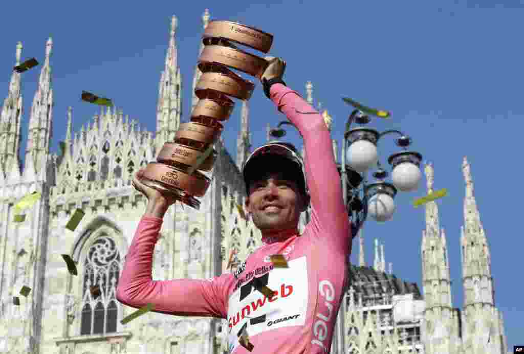 Tom Dumoulin of the Netherlands holds up the trophy after winning the Giro d&#39;Italia, Tour of Italy cycling race, in Milan.