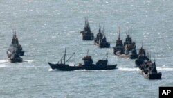 Đoàn tàu đánh cá của Trung Quốc gần đảo Yeonpyong của Hàn Quốc.
