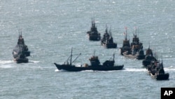 中国渔船在接近韩国西部的延坪岛聚集，接近与朝鲜有争议的边界。