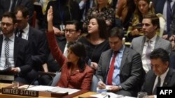 L'ambassadrice américaine auprès des Nations unies Nikki Haley lève la main lors d'une réunion de l'ONU sur l'enquête des armes chimiques, en Syrie, le 10 avril 2018.