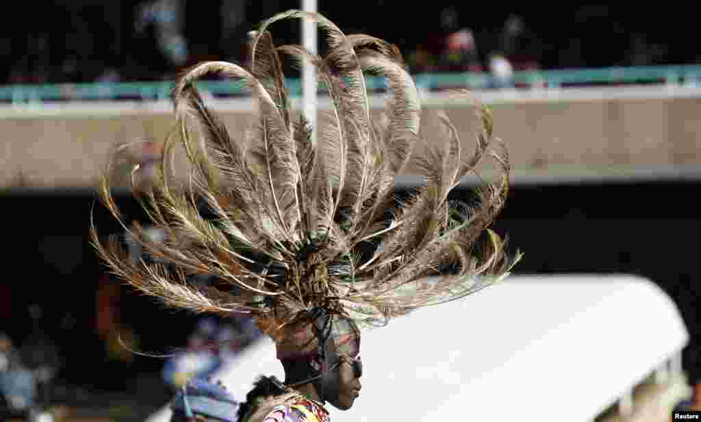 A traditional dancer leaves after entertaining guests before the official swearing-in ceremony of Kenya's Uhuru Kenyatta, Nairobi, April 9, 2013.