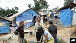 Hmong refugees collect water at Huay Nam Khao village in Thailand's northeastern province of Petchabun (FILE)