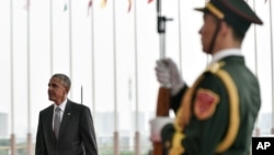 U.S. President Barack Obama, left, arrives at the Hangzhou Exhibition Center to participate in G-20 Summit in Hangzhou, China, Sept. 4, 2016.