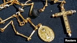 Objetos de oro procedentes de un tesoro valuado en $500 millones recuperado de la fragata española Nuestra Señora de las Mercedes, que naufragó en 1804 frente a las costas de Portugal. 