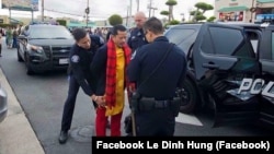 Trang phục ông Lê Đình Hùng mặc khi đến khu Little Saigon, bang California, Mỹ. (Ảnh từ facebook Le Dinh Hung)