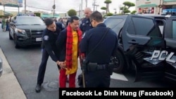 Trang phục ông Lê Đình Hùng mặc khi đến khu Little Saigon, bang California, Mỹ. (Ảnh từ facebook Le Dinh Hung)