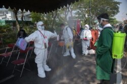 Sterilisasi petugas medis sebelum dan setelah melakukan tugas uji usap para pelintas di Jembatan Suramadu. (Foto: Humas Pemkot Surabaya).