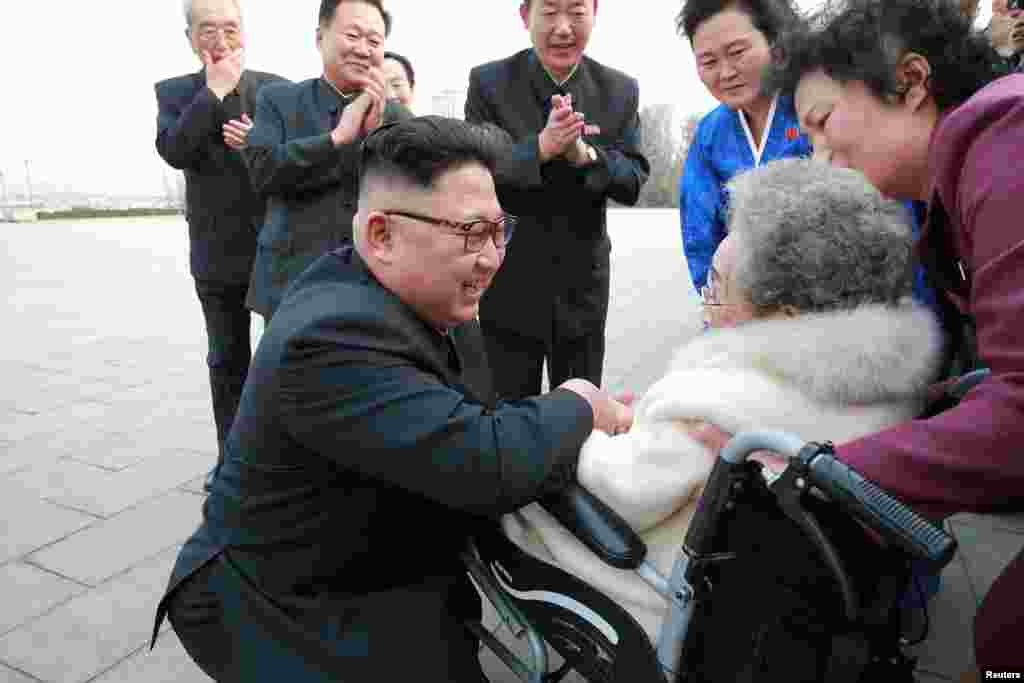 김정은 북한 국무위원장이 '여자 빨치산 혈통'의 대표 격인 황순희 조선혁명박물관 관장을 예우하는 모습이 공개돼 눈길을 끈다.