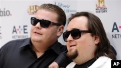 Corey Harrison, kiri, dan Chumlee, dua bintang utama dalam acara televisi "Pawn Stars" yang digemari di Amerika (foto: dok.).