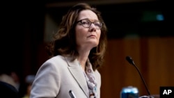 Gina Haspel presta juramento como la primera mujer directora de la Agencia Central de Inteligencia, CIA, el lunes, 21 de mayo, de 2018.