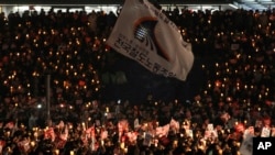 South Korean protesters stage a rally calling for South Korean President Park Geun-hye to step down in downtown Seoul, South Korea, Nov. 5, 2016.