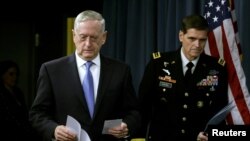 Menteri Pertahanan AS James Mattis saat sesi media briefing di Pentagon, April 11, 2017. (Reuters/Yuri Gripas)