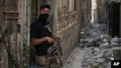 An Iraqi Special Forces soldier stands in a Mosul alley, July 7, 2017.