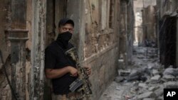 An Iraqi Special Forces soldier stands in a Mosul alley, July 7, 2017.