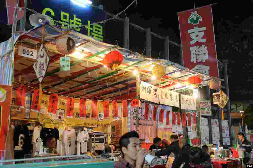 香港泛民及建制政党和团体在年宵花市摆摊宣传（美国之音海彦拍摄）
