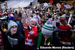 Sejumlah lagu Natal dinyanyikan di Rockefeller Center di wilayah Manhattan, New York, AS, 17 Desember 2017. (Foto: REUTERS/Eduardo Munoz)