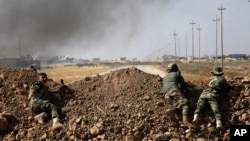 이라크 쿠르드 민병대원들이 17일 ISIL 거점지역인 모술 인근 30km 지점에서 진격을 앞두고 매복하고 있다.