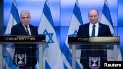나프탈리 베네트(오른쪽) 이스라엘 총리와 야이르 라피드 외무장관이 지난 6일 기자회견하고 있다.