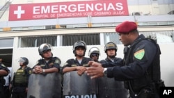 Agentes de policía de Perú montan guardia en el hospital de emergencia Casimiro Ulloa, donde el expresidente peruano Alan García fue capturado después de que se disparó en el cuello, en Lima, Perú, el miércoles 17 de abril de 2019.