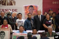 안드레스 마누엘 로페스 오브라도르 멕시코 대통령이 3일 멕시코시티 대통령궁으로 교육대학생 집단 실종사건 피해자 43명의 가족들을 초청해 면담했다.