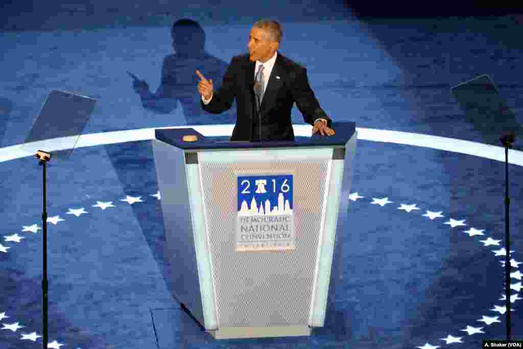 President Barack Obama laid out a forceful case for Democrat Hillary Clinton's election at the Democratic National Convention in Philadelphia, July 27, 2016. (A. Shaker/VOA)