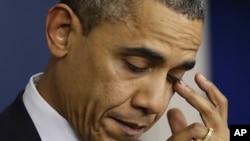워싱턴DC 백악관 브리핑룸에서 코네티컷주 뉴타운의 초등학교 총기난사 사건에 대해 이야기하며 눈물을 닦아내고 있는 바락 오바마 미 대통령(자료사진)
