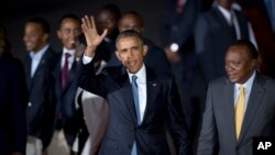 Tổng thống Mỹ Barack Obama được Tổng thống Uhuru Kenyatta tiếp đón khi ông đến thăm nước này hôm 24/7/2015.