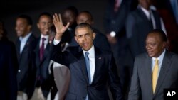 Rais wa Marekani, Barack Obama akiwasili nchini Kenya akiwa na mwenyeji wake Rais Uhuru Kenyatta .Julai 24,2015.