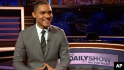 Trevor Noah sur le plateau de son émission "The Daily Show" à New York le 25 septembre 2015.