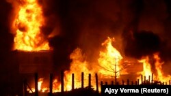 Api melalap pabrik kimia di Panchkula di negara bagian Haryana, India utara. Pada Mei 2021, sebuah pabrik kimia di Kota Pune, India barat, juga terbakar dan menewaskan 18 orang. (Foto: REUTERS/Ajay Verma)