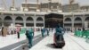 Des ouvriers nettoient la Grande Mosquée, lors du pèlerinage mineur, connu sous le nom de Oumrah, dans la ville sainte musulmane de La Mecque, en Arabie Saoudite, le lundi 2 mars 2020. (AP Photo/Amr Nabil)